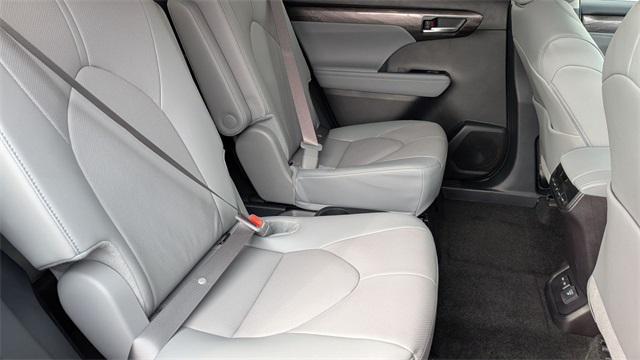used 2025 Toyota Highlander Hybrid car, priced at $54,500