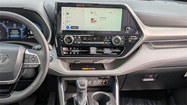 used 2025 Toyota Highlander Hybrid car, priced at $54,500