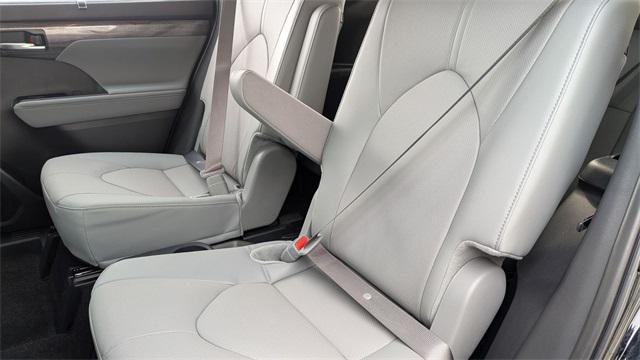 used 2025 Toyota Highlander Hybrid car, priced at $54,500