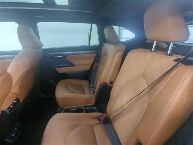 used 2025 Toyota Highlander Hybrid car, priced at $53,500