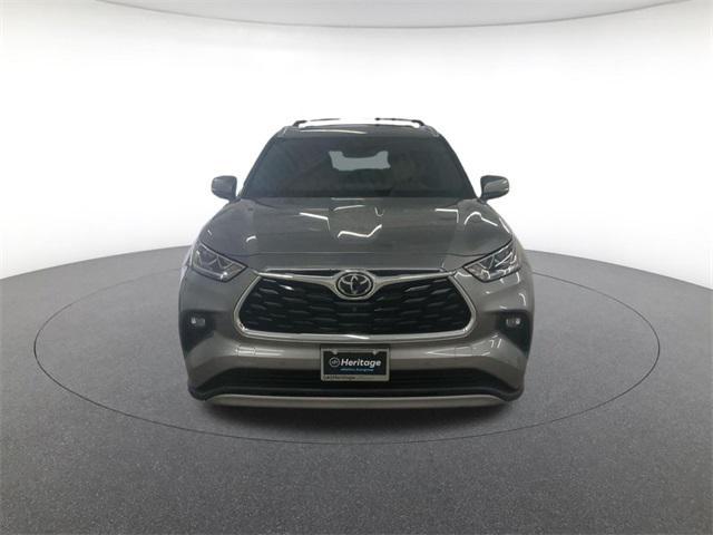 used 2025 Toyota Highlander Hybrid car, priced at $53,500