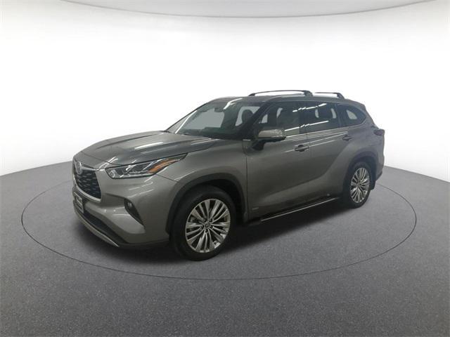 used 2025 Toyota Highlander Hybrid car, priced at $53,500