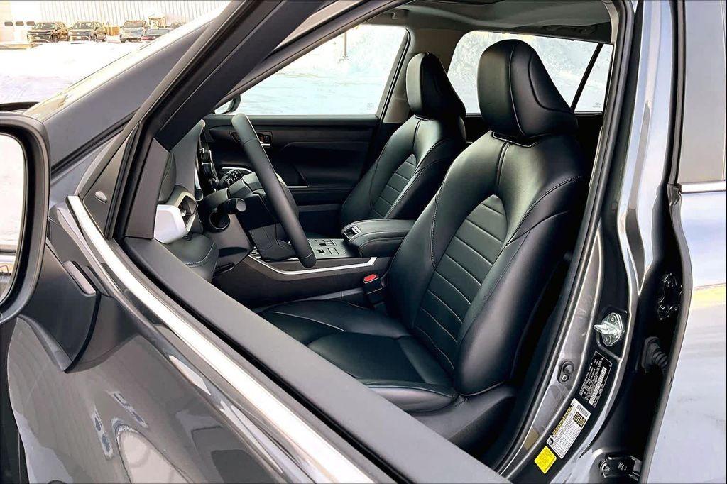 used 2023 Toyota Highlander car, priced at $36,591