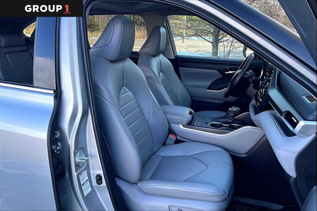 used 2021 Toyota Highlander Hybrid car, priced at $34,491