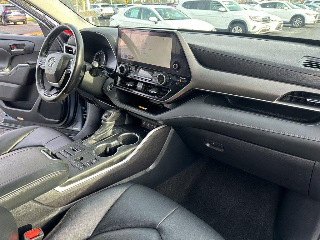used 2023 Toyota Highlander car, priced at $34,986