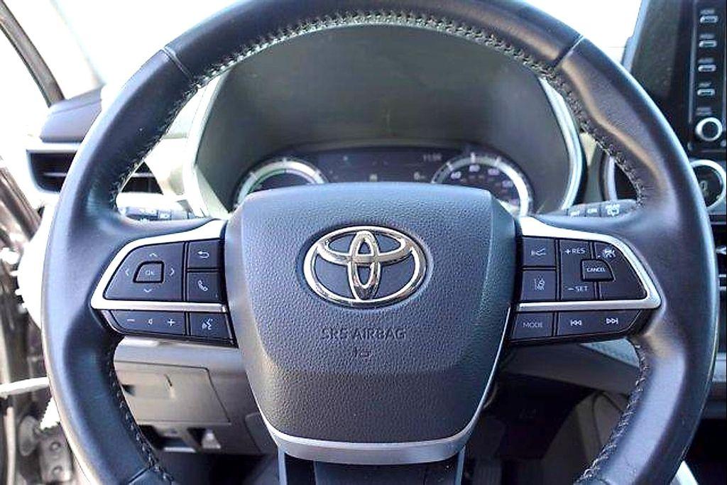 used 2022 Toyota Highlander Hybrid car, priced at $40,071