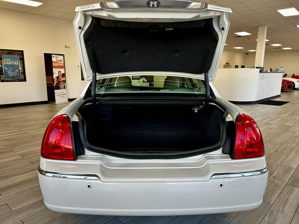 used 2004 Lincoln Town Car car, priced at $15,995