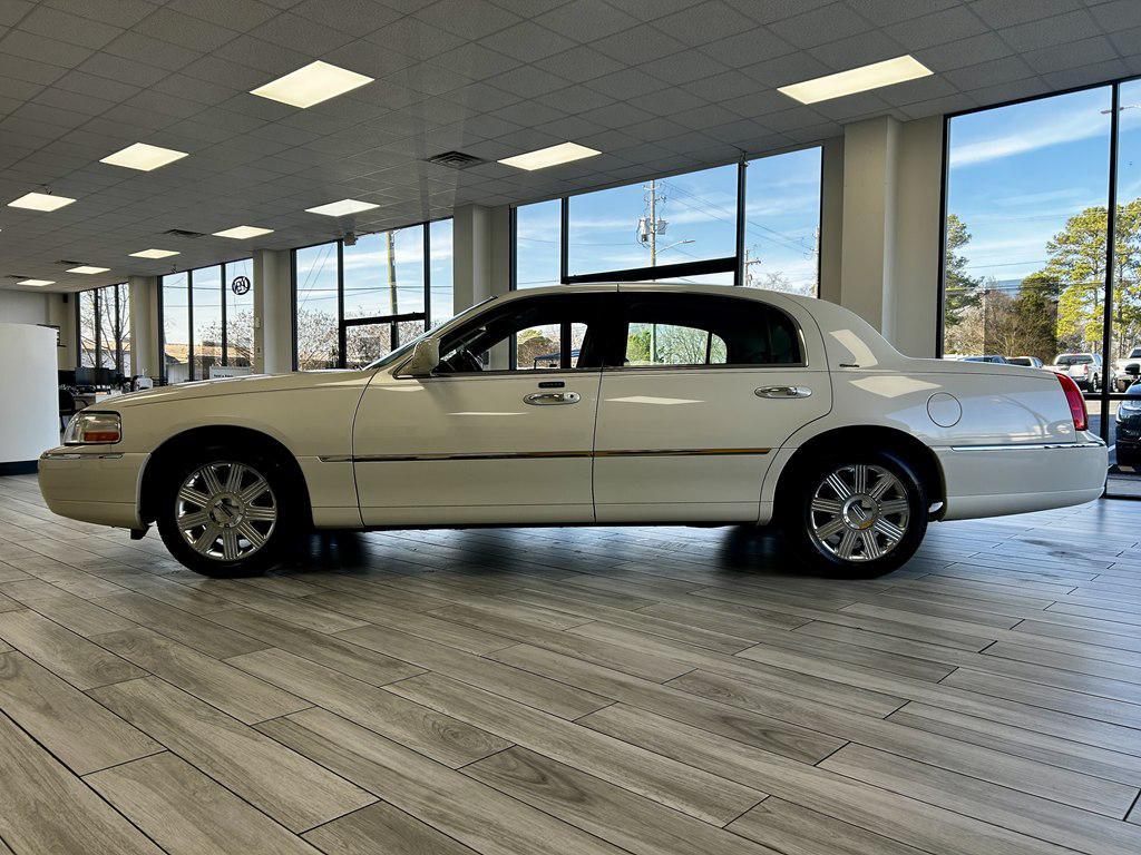 used 2004 Lincoln Town Car car, priced at $15,995