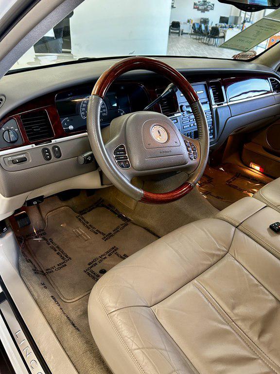 used 2004 Lincoln Town Car car, priced at $15,995