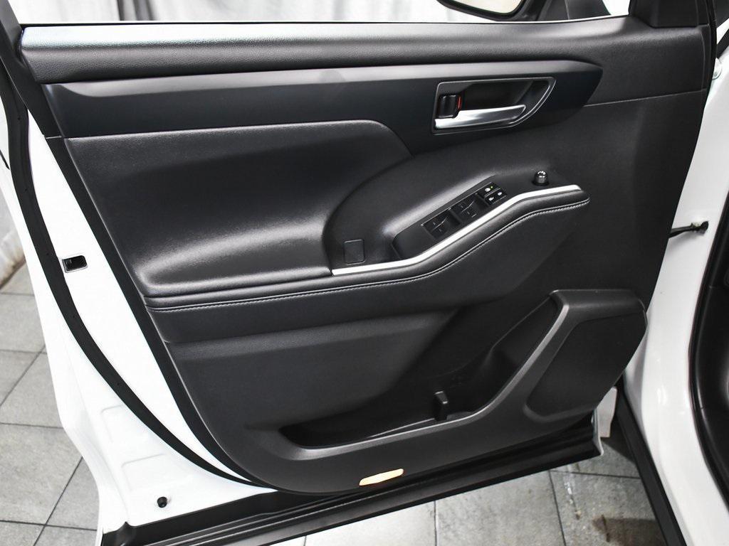 used 2024 Toyota Highlander car, priced at $27,990