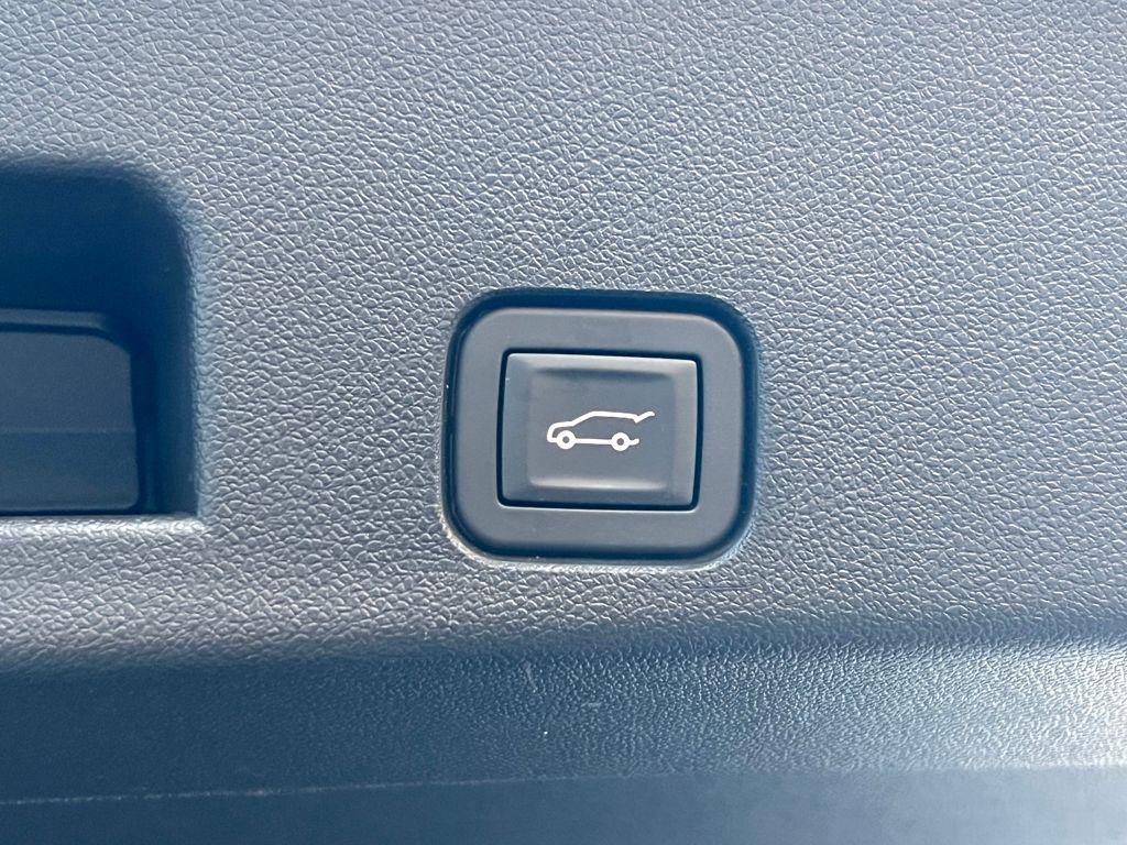 used 2025 Chevrolet Traverse car, priced at $36,995