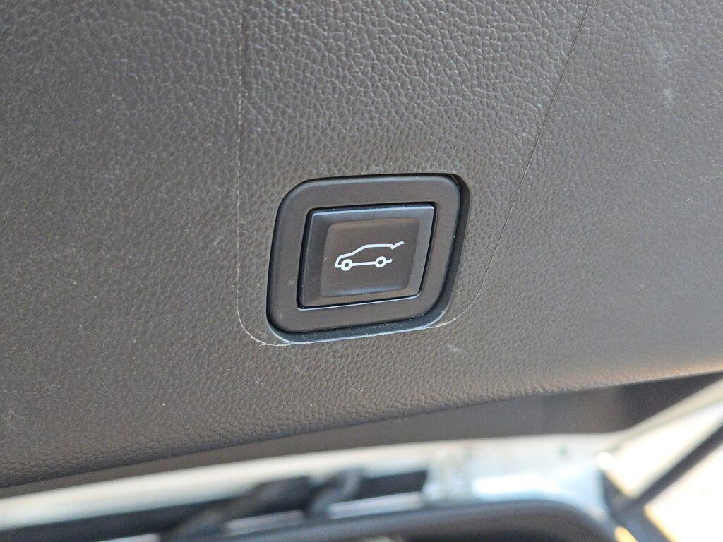 used 2022 Chevrolet Traverse car, priced at $23,493