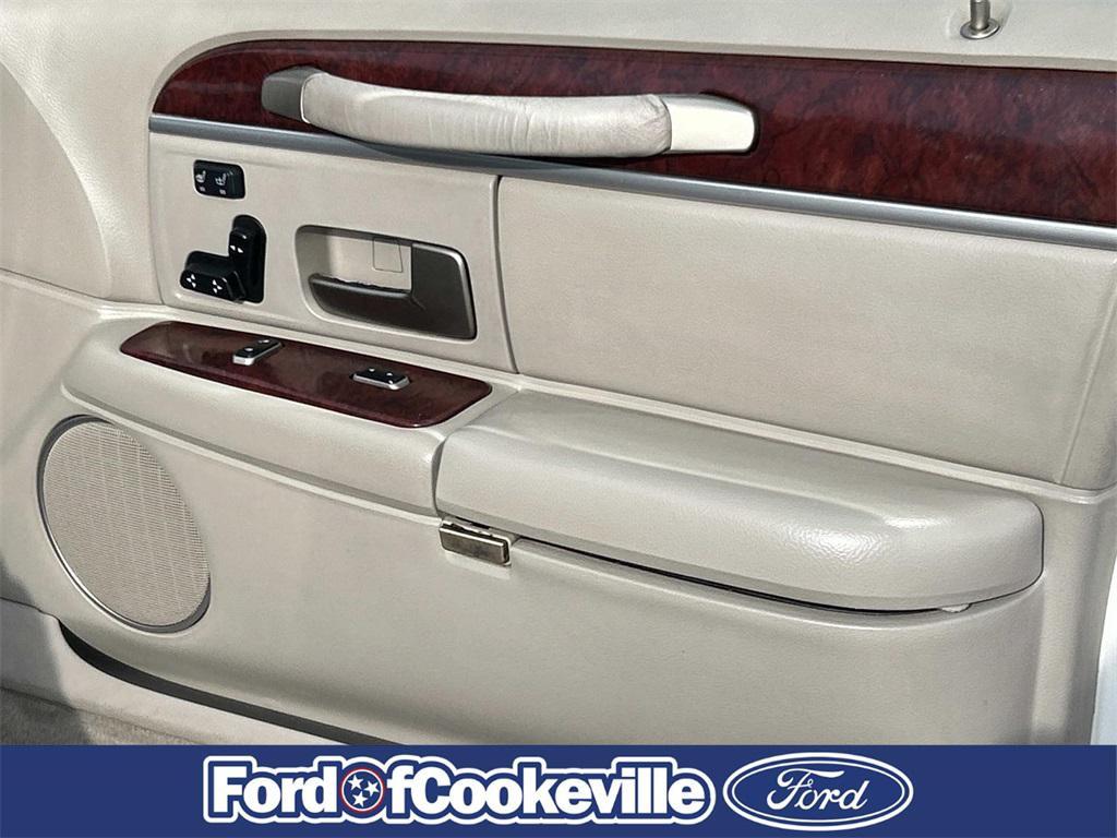 used 2003 Lincoln Town Car car, priced at $5,990