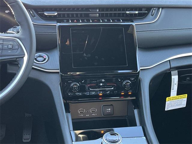 new 2025 Jeep Grand Cherokee car, priced at $40,275