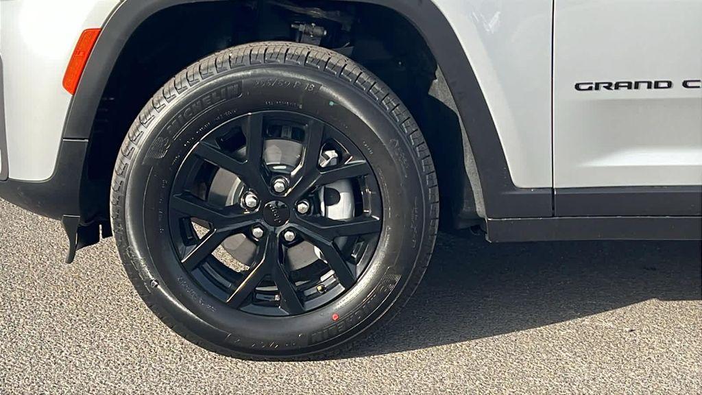 new 2026 Jeep Grand Cherokee car, priced at $44,480