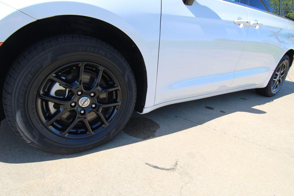used 2024 Chrysler Pacifica car, priced at $27,333