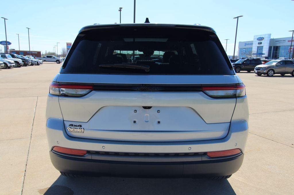 new 2026 Jeep Grand Cherokee car, priced at $47,675