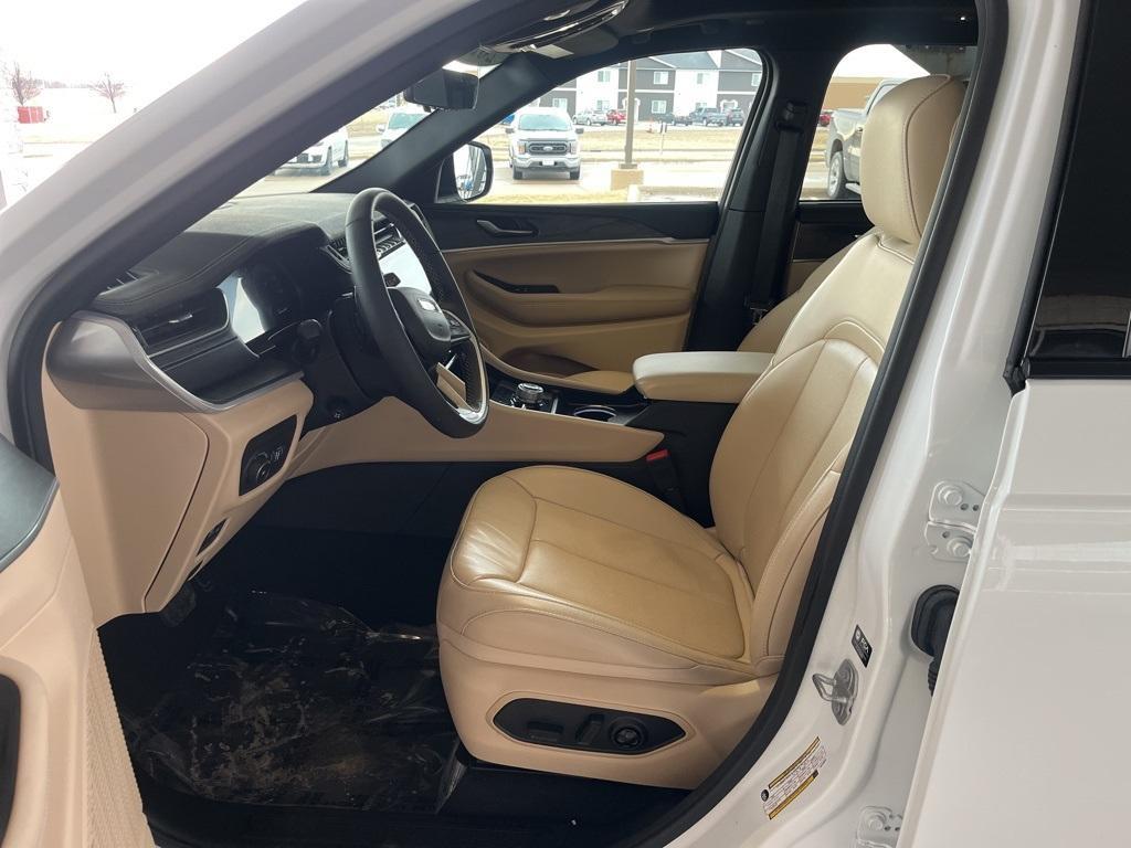 used 2024 Jeep Grand Cherokee car, priced at $35,885