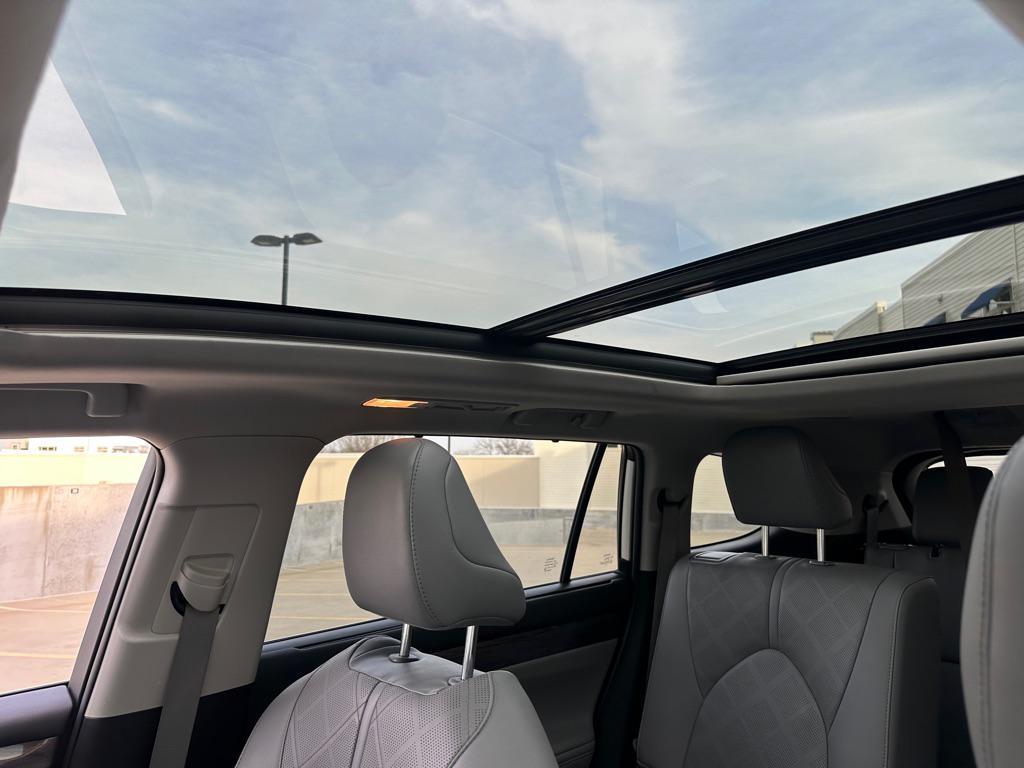 used 2020 Toyota Highlander car, priced at $29,950