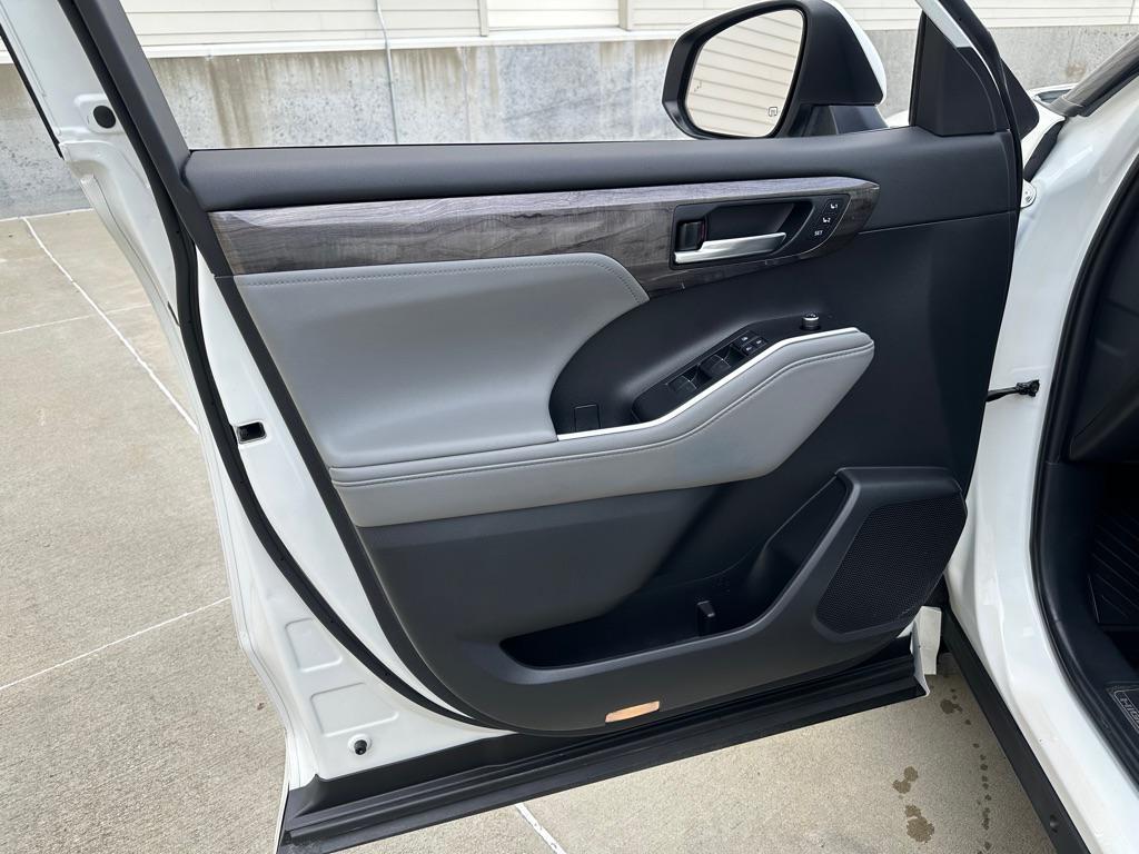 used 2020 Toyota Highlander car, priced at $29,950