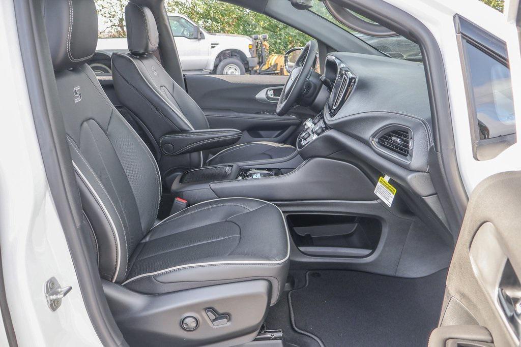 new 2026 Chrysler Pacifica car, priced at $47,563