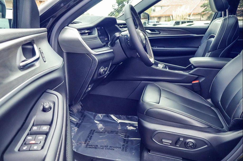 new 2025 Jeep Grand Cherokee car, priced at $49,881