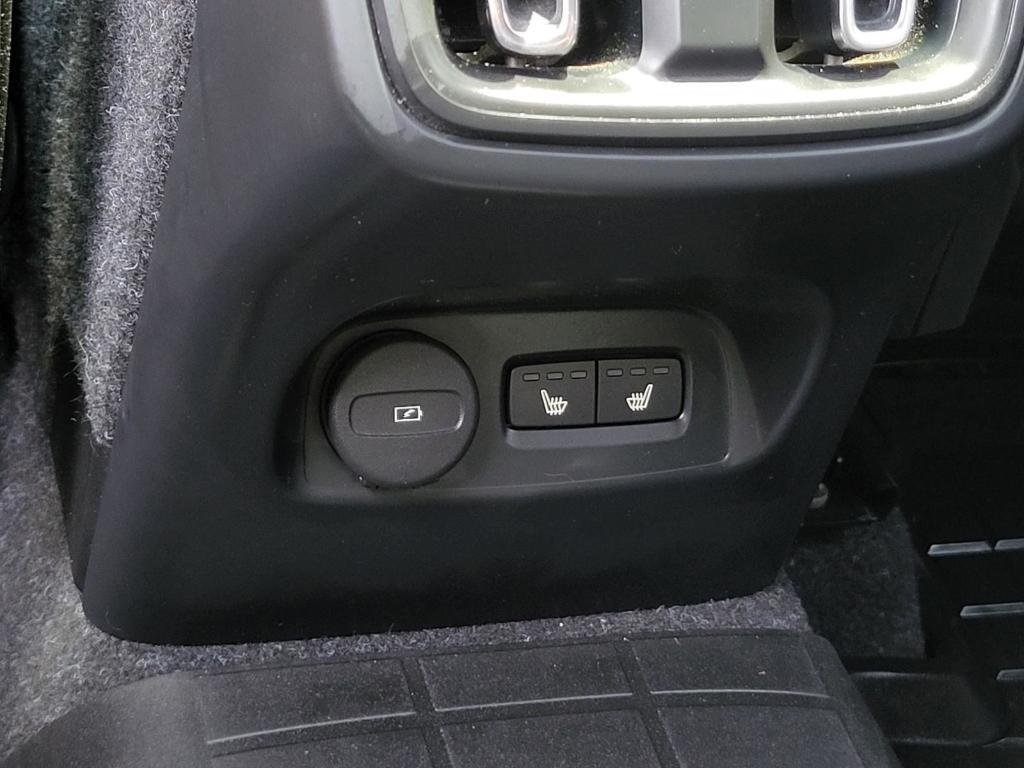 used 2021 Volvo XC40 car, priced at $22,016