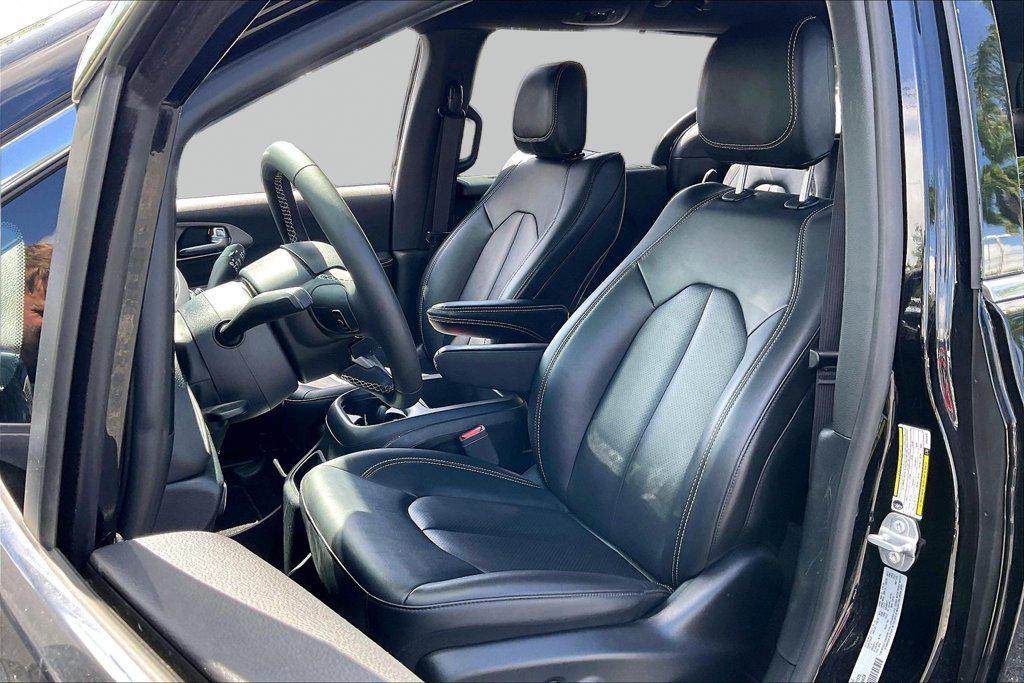 used 2025 Chrysler Pacifica car, priced at $21,984