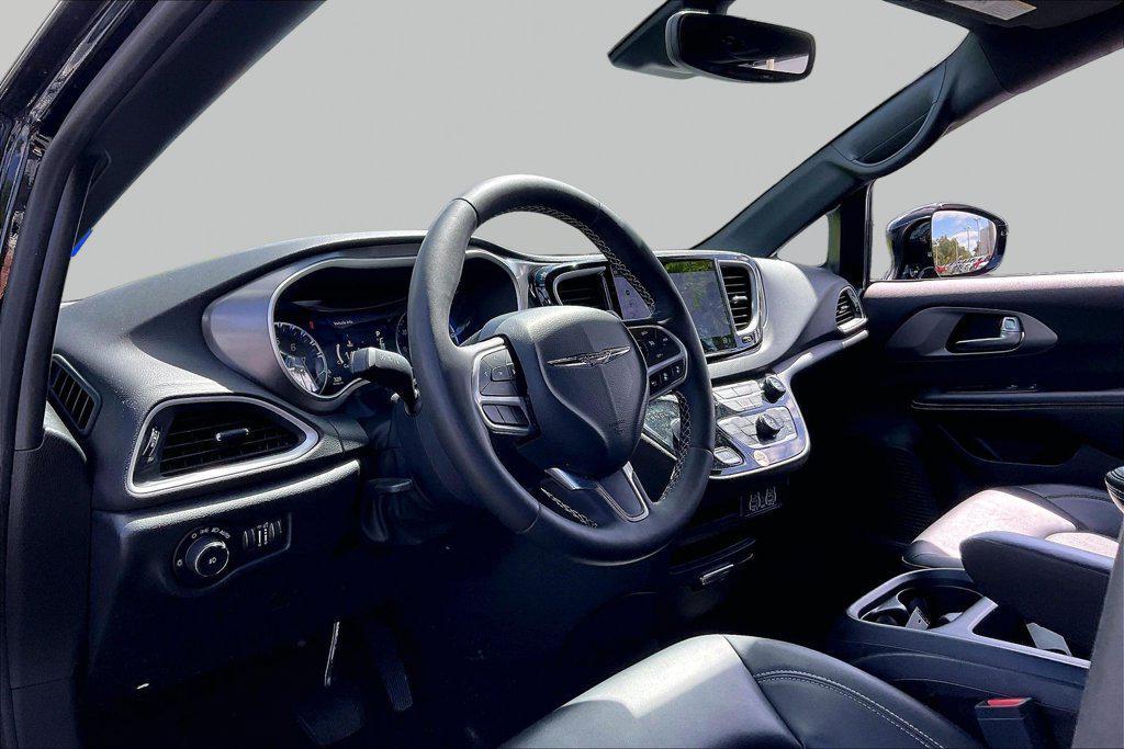 used 2025 Chrysler Pacifica car, priced at $21,984
