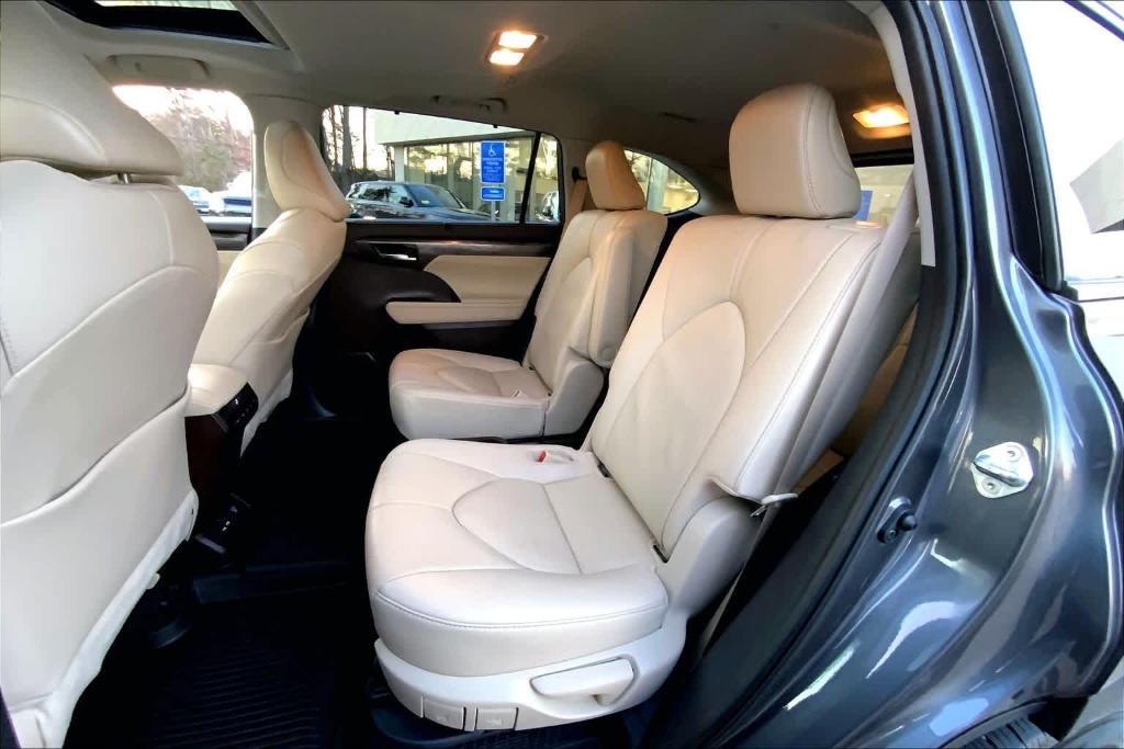 used 2021 Toyota Highlander Hybrid car, priced at $35,500