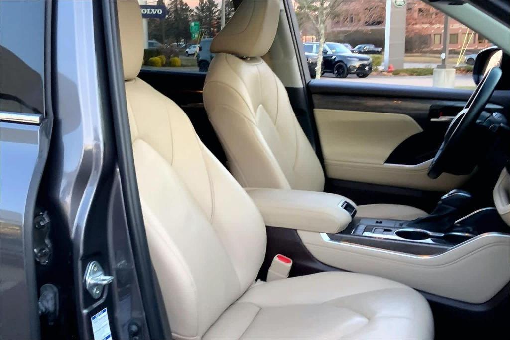 used 2021 Toyota Highlander Hybrid car, priced at $35,500