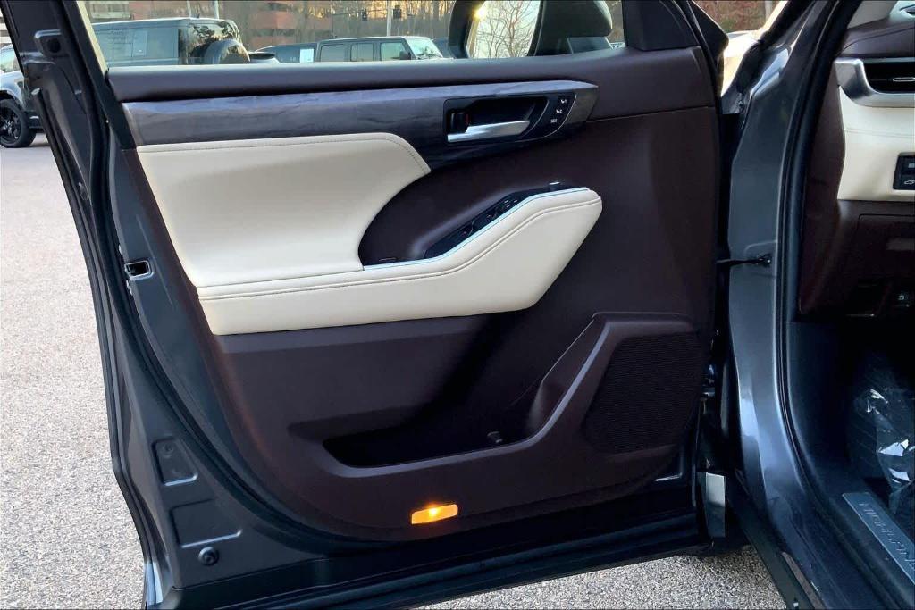 used 2021 Toyota Highlander Hybrid car, priced at $35,500