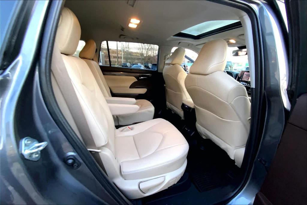 used 2021 Toyota Highlander Hybrid car, priced at $35,500
