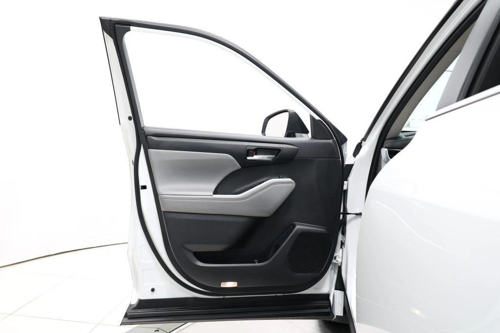 used 2023 Toyota Highlander car, priced at $33,985