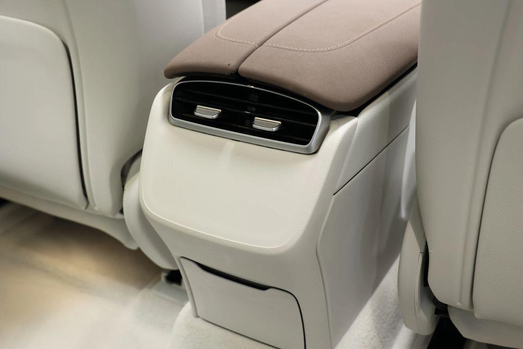 Mercedes-Benz EQS view 75