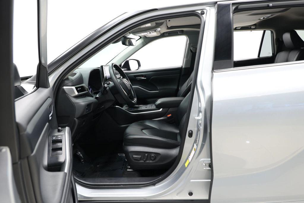 used 2021 Toyota Highlander car, priced at $25,985