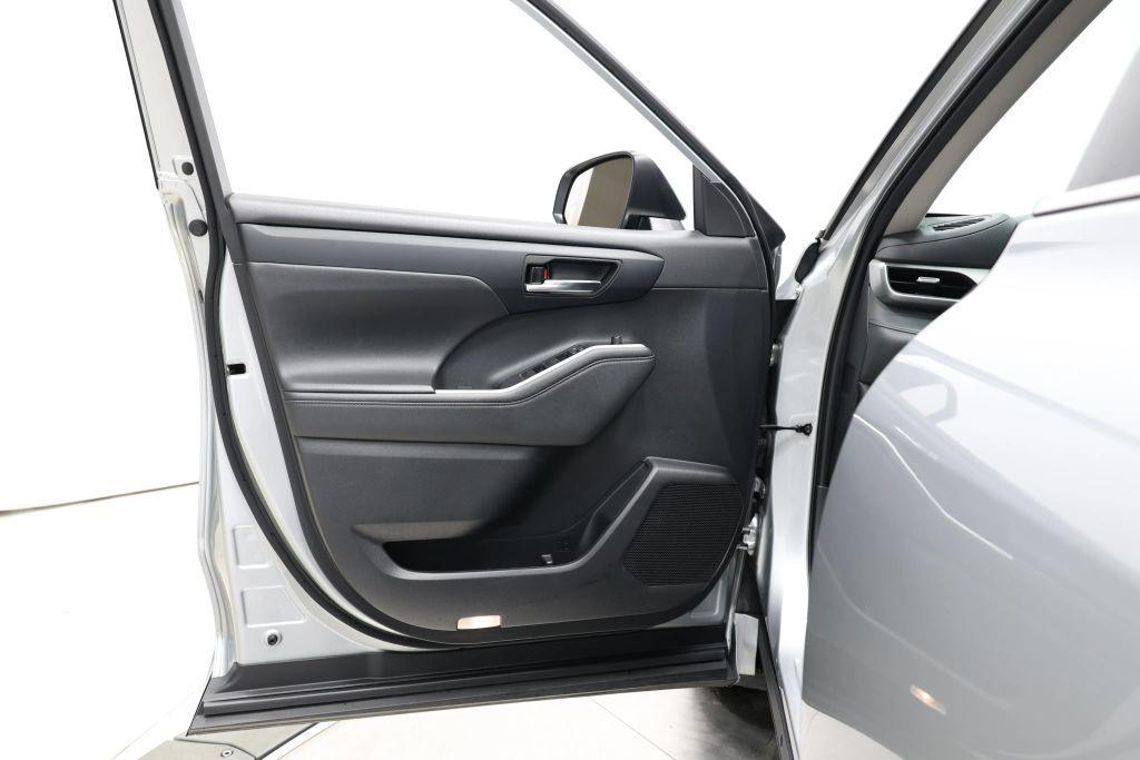 used 2021 Toyota Highlander car, priced at $25,985