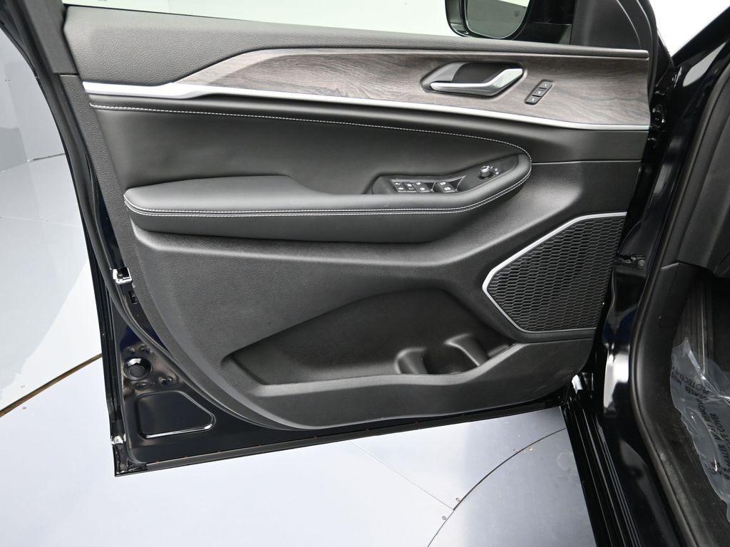 new 2026 Jeep Grand Cherokee car, priced at $53,580