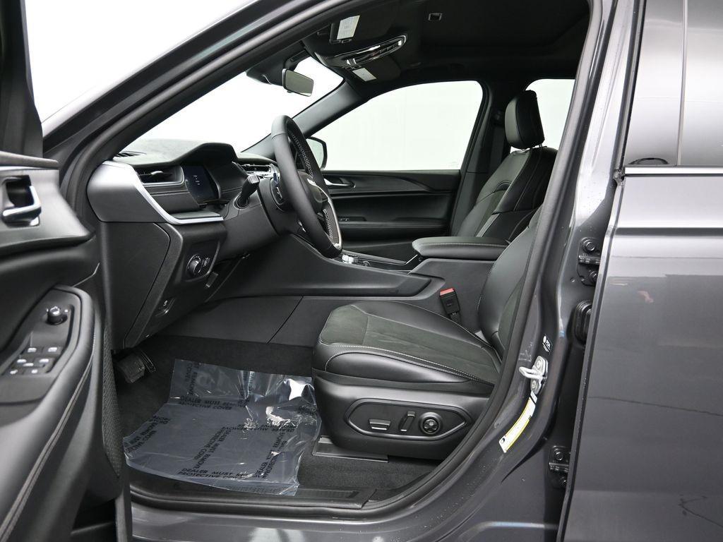 new 2025 Jeep Grand Cherokee car, priced at $45,500