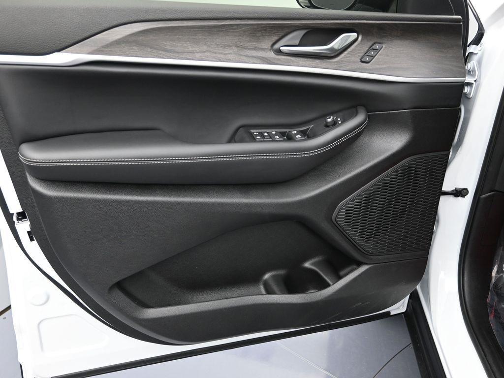 new 2025 Jeep Grand Cherokee car, priced at $48,500