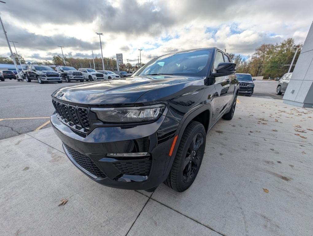 new 2025 Jeep Grand Cherokee car, priced at $46,235