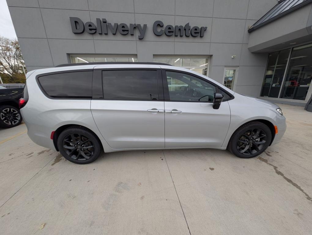 new 2026 Chrysler Pacifica car, priced at $46,735