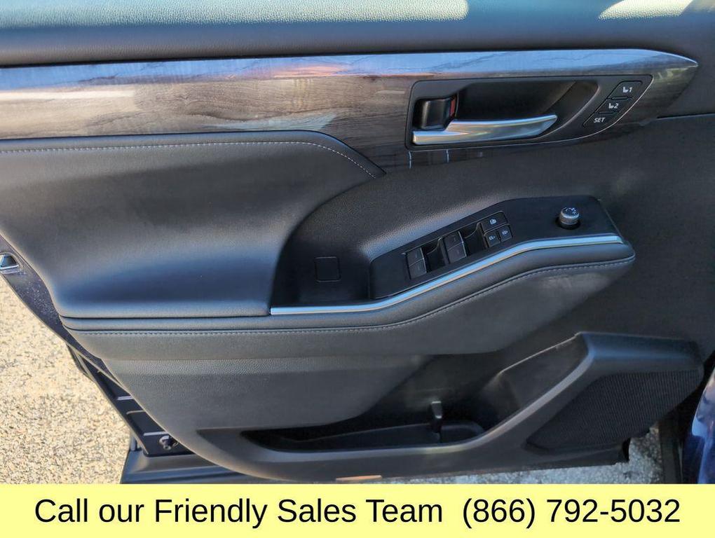 used 2021 Toyota Highlander car, priced at $30,991