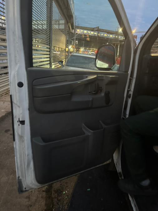 2003 Summit White GMC Savana 2500