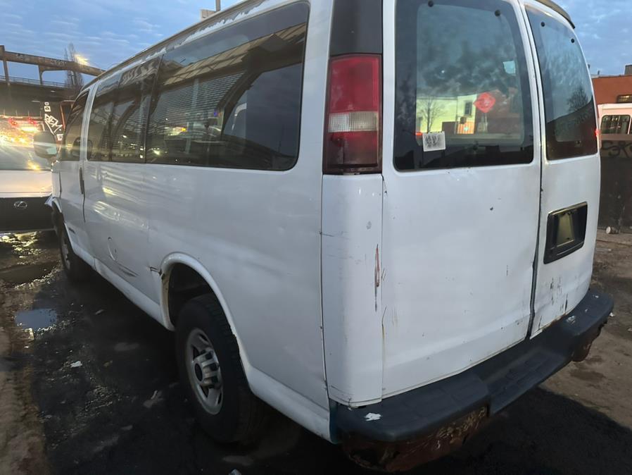 2003 Summit White GMC Savana 2500