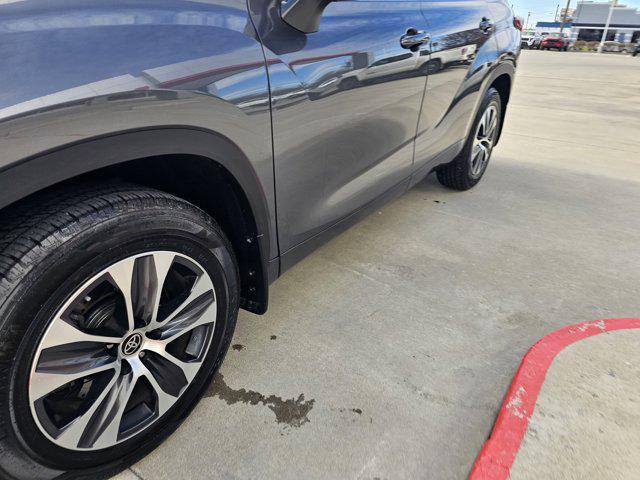 used 2023 Toyota Highlander car, priced at $34,452