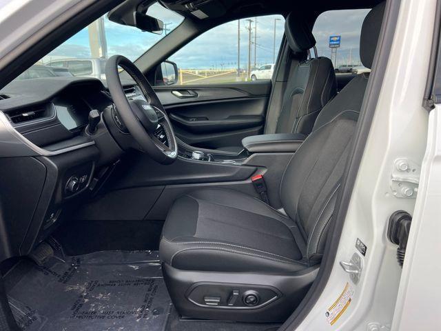 new 2025 Jeep Grand Cherokee car, priced at $37,275