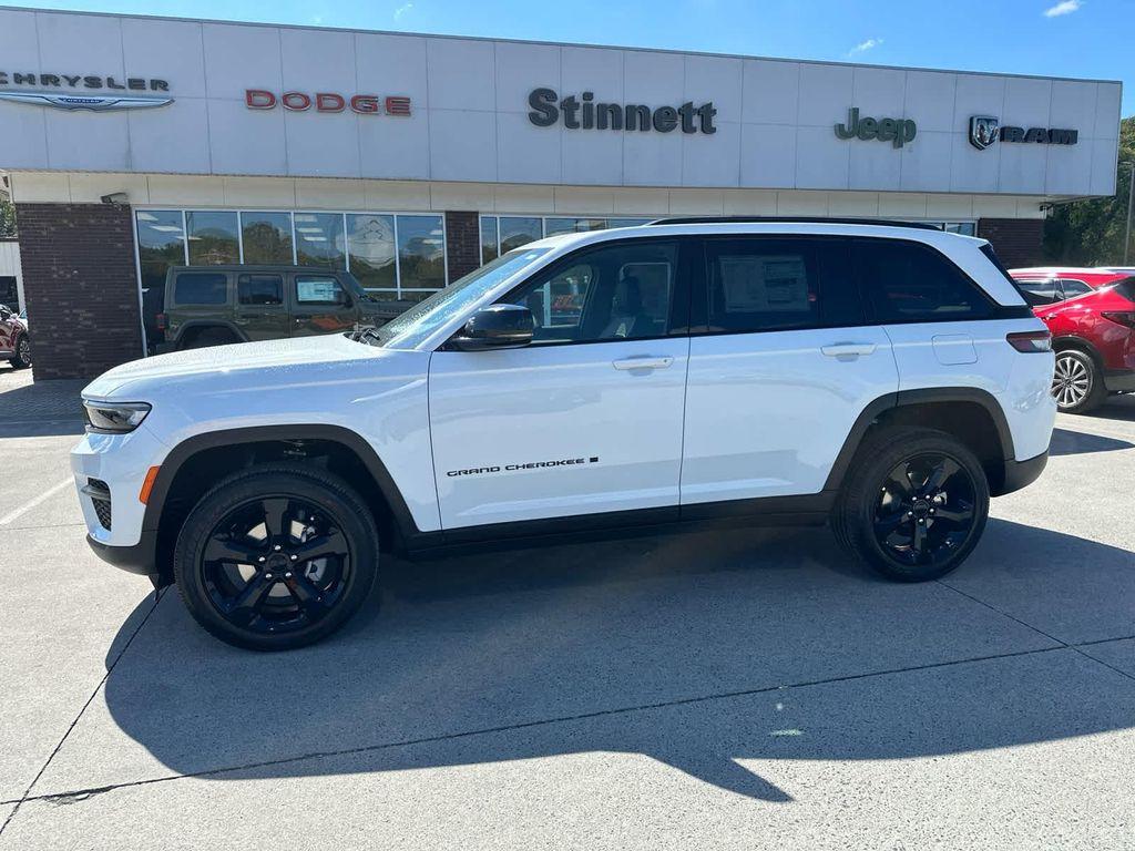 new 2025 Jeep Grand Cherokee car, priced at $45,580