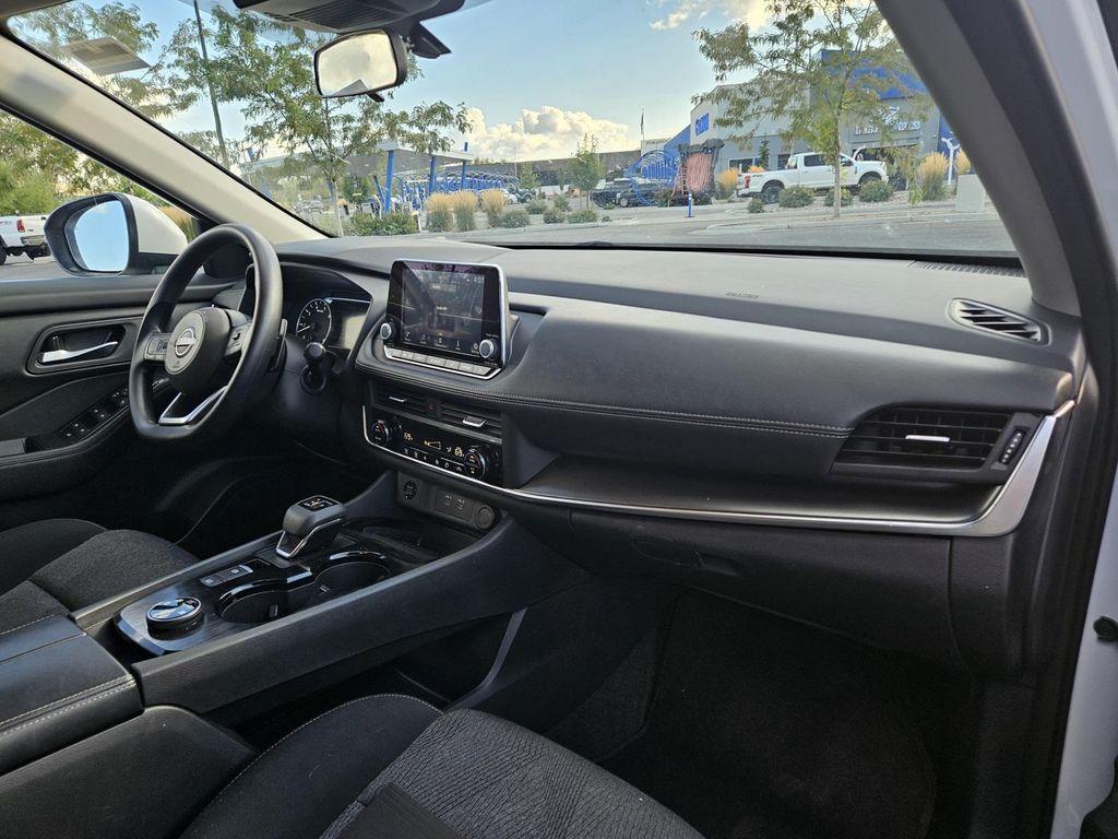 2024 Everest White Pearl Nissan Rogue