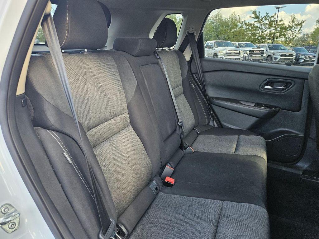 2024 Everest White Pearl Nissan Rogue